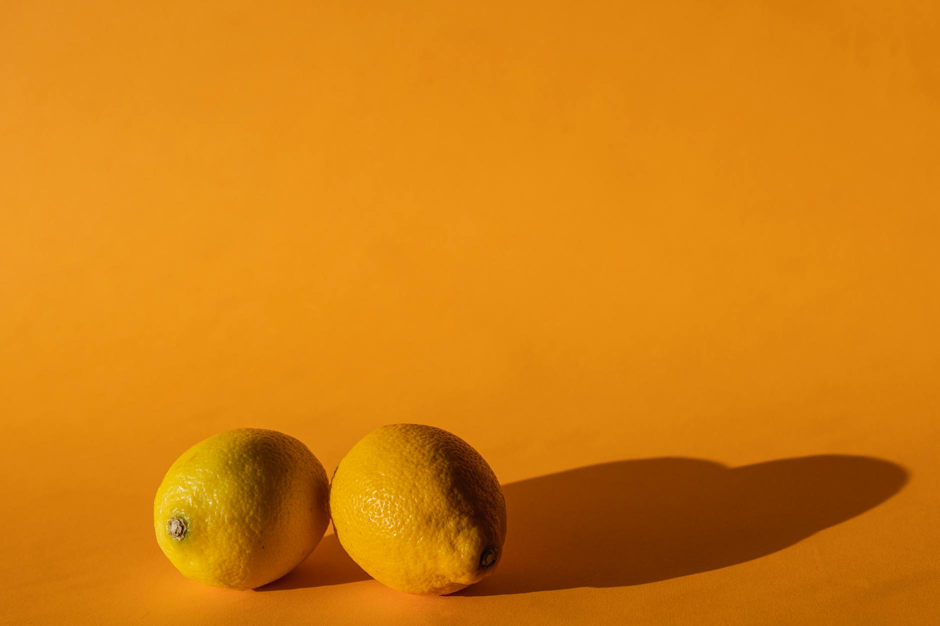 Diversos juguetes sexuales coloridos sobre fondo amarillo brillante